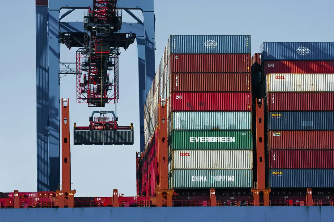 Shipping Containers in Tacoma, WA Containers for Sale, Prices & Used Options - Four Sons Logistics